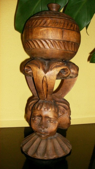 Houten Afrikaanse Tabak Pot op voetstuk met drie Gezichten