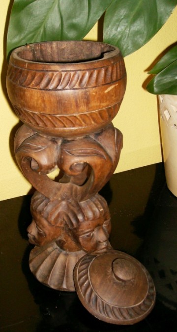 Houten Afrikaanse Tabak Pot op voetstuk met drie Gezichten