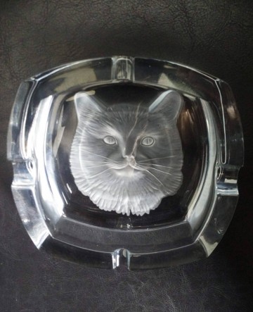 Asbak glas kat in relief 1