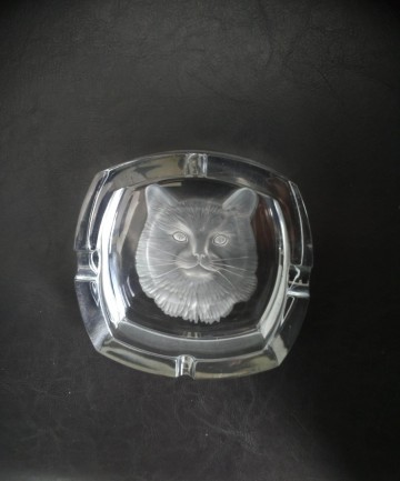 Asbak glas kat in relief 2