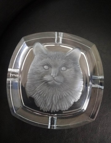 Asbak glas kat in relief 5