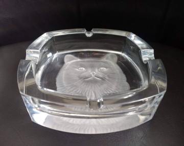 Asbak glas kat in relief 7