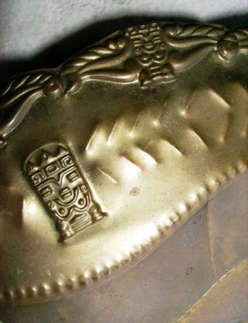 Decoratief koperen Azteeks bord