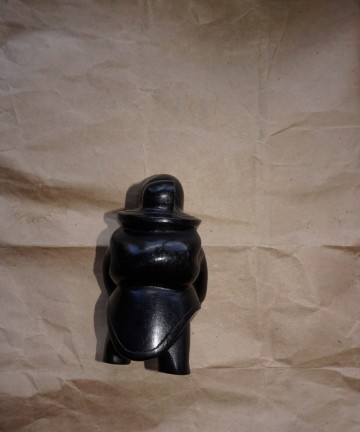 Beeldje inuit met baby 8