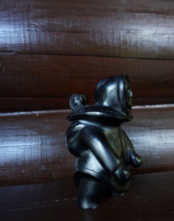 Beeldje inuit met baby 9