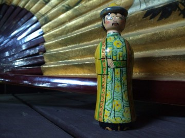 Beeldje man traditionele kledij 1