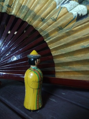 Beeldje man traditionele kledij 5