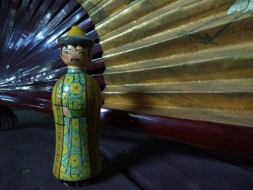 Beeldje man traditionele kledij 8