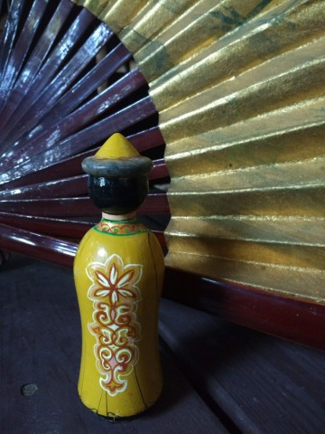 Beeldje man traditionele kledij 9