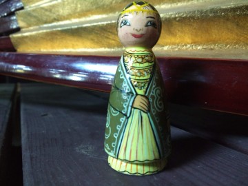 Beeldje meisje traditionele kledij 1