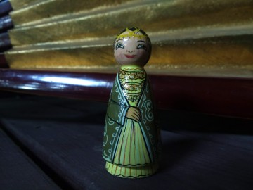 Beeldje meisje traditionele kledij 2