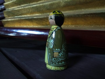 Beeldje meisje traditionele kledij 3