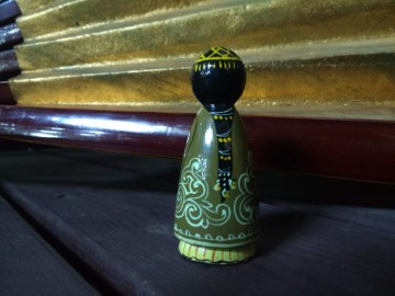 Beeldje meisje traditionele kledij 4