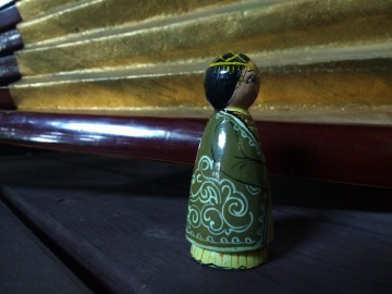 Beeldje meisje traditionele kledij 5