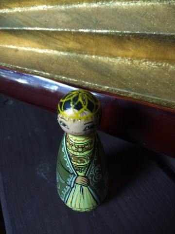 Beeldje meisje traditionele kledij 6