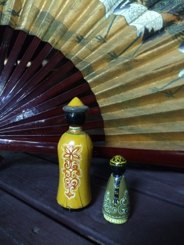 Beeldjes man en meisje traditionele kledij 1 0