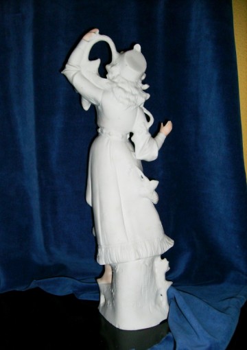 Antiek Bisque porseleinen beeld Vrouw met druivenmand, Duits