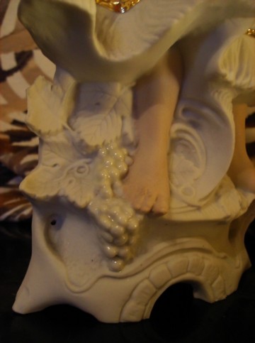 Antiek Bisque porseleinen beeld Vrouw met druivenmand, Duits