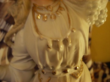 Antiek Bisque porseleinen beeld Vrouw met druivenmand, Duits