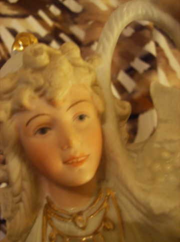 Antiek Bisque porseleinen beeld Vrouw met druivenmand, Duits