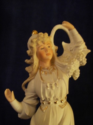 Antiek Bisque porseleinen beeld Vrouw met druivenmand, Duits