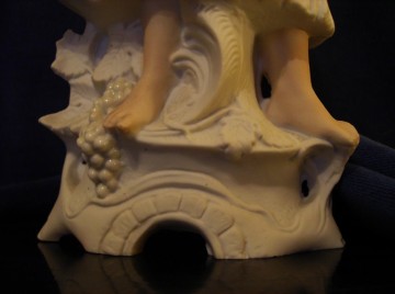 Antiek Bisque porseleinen beeld Vrouw met druivenmand, Duits