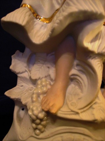 Antiek Bisque porseleinen beeld Vrouw met druivenmand, Duits