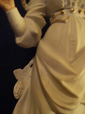 Antiek Bisque porseleinen beeld Vrouw met druivenmand, Duits