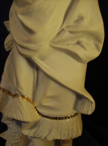 Antiek Bisque porseleinen beeld Vrouw met druivenmand, Duits