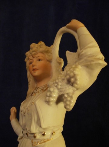 Antiek Bisque porseleinen beeld Vrouw met druivenmand, Duits