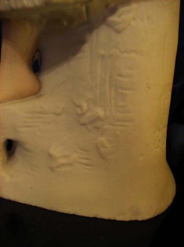 Antiek Bisque porseleinen beeld Vrouw met druivenmand, Duits