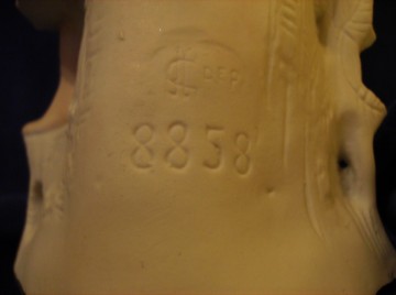 Antiek Bisque porseleinen beeld Vrouw met druivenmand, Duits