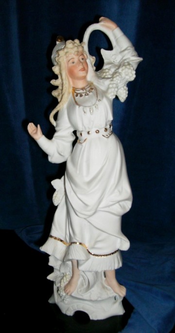 Antiek Bisque porseleinen beeld Vrouw met druivenmand, Duits