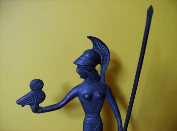 Bronzen beeldje van Athene met uil
