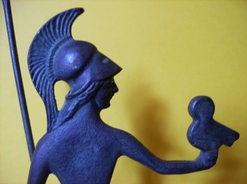 Bronzen beeldje van Athene met uil