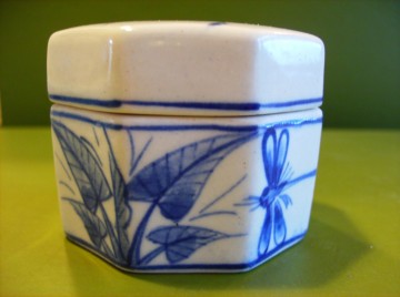 8-hoekig Delfts-blauw Oosters potje met Libelles