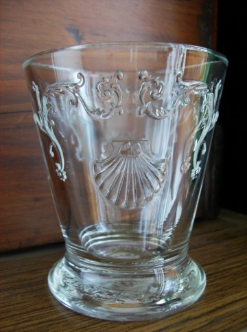 Frans Glas met Schelp motief in reliëf