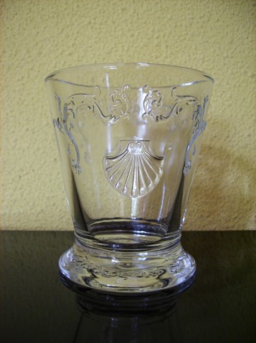 Frans Glas met Schelp motief in reliëf