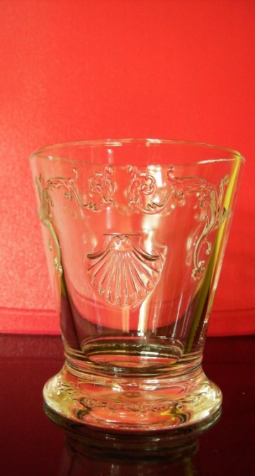 Frans Glas met Schelp motief in reliëf