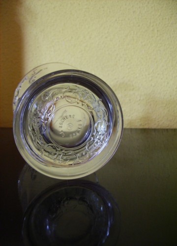 Frans Glas met Schelp motief in reliëf