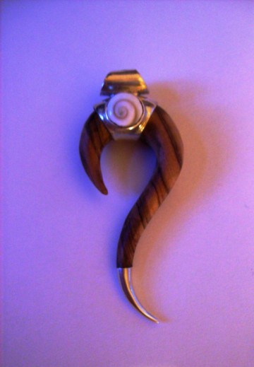 Hanger van Olijfhout & Zilver en gepolijst schelpje