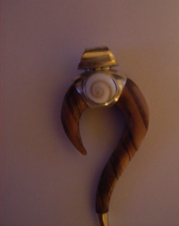 Hanger van Olijfhout & Zilver en gepolijst schelpje