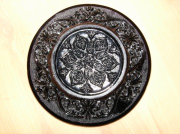 Kop & Schotel - zwart glas met design in reliëf