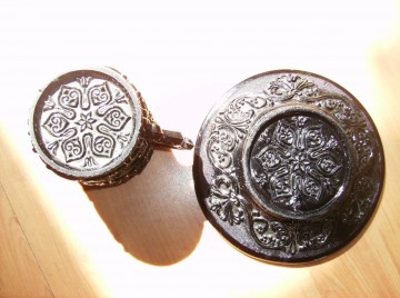 Kop & Schotel - zwart glas met design in reliëf