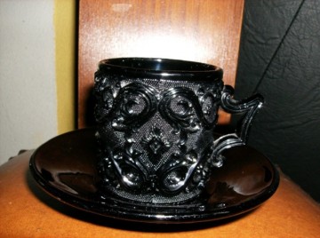 Kop & Schotel - zwart glas met design in reliëf