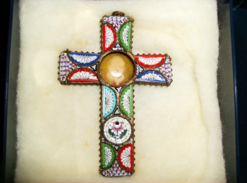 Kruis met afbeelding van Paus, millefiori decoratie