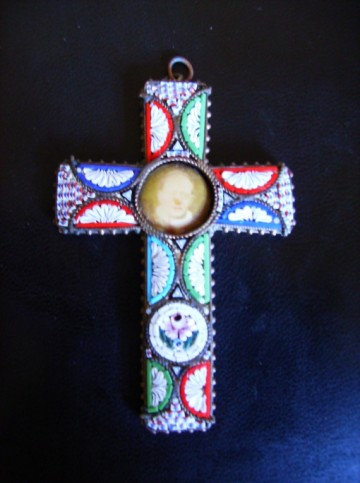 Kruis met afbeelding van Paus, millefiori decoratie