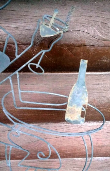 Metalen wanddecoratie  vrouw met drankje  1 1