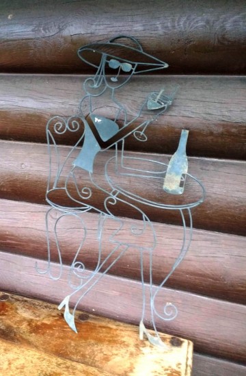 Metalen wanddecoratie  vrouw met drankje  1 7