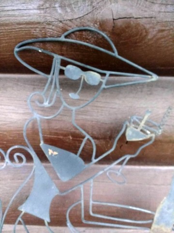 Metalen wanddecoratie  vrouw met drankje  1 9